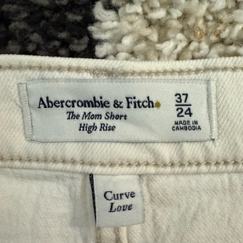 NWT Abercrombie & Fitch‎ High Rise Mom Shorts in White - Curve Love 37